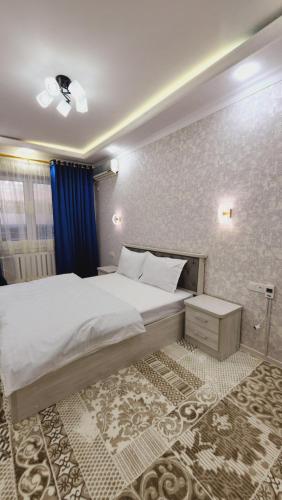 um quarto com uma grande cama branca e uma lareira em APARTMENT «СЕМЬЯ» em Tashkent