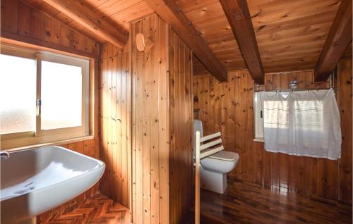 4 Bedroom Nice Home In Marina Di Modica في مارينا موديكا: حمام مع مرحاض ومغسلة ونافذة