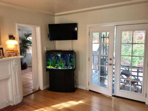 uma sala de estar com um aquário e uma televisão em Echo Park Home with Yard Your Private Oasis in the Heart of LA! em Los Angeles