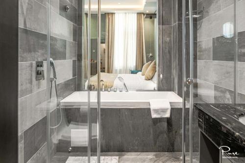 uma casa de banho com um lavatório e um chuveiro em Pure Boutique Hotel em Baku