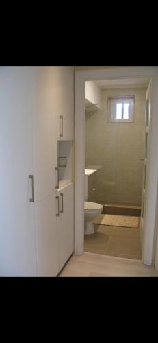 ein leeres Bad mit WC und Fenster in der Unterkunft Summer in Braşov