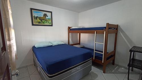 - une chambre avec 2 lits superposés dans l'établissement Acomodação Ruth Guaratuba, à Guaratuba