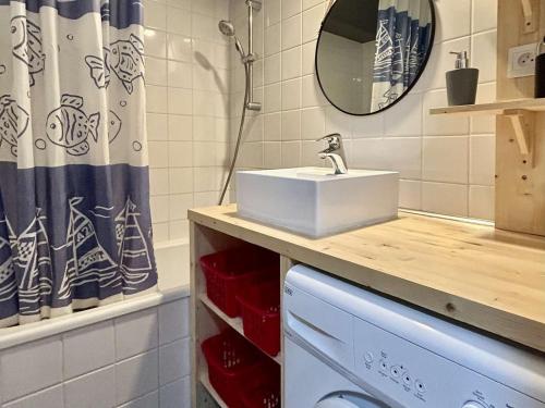 Kúpeľňa v ubytovaní Studio cosy au pied des pistes avec balcon et parking – La Salle-les-Alpes - FR-1-330F-215
