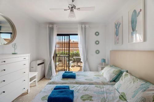 Un dormitorio con una cama con almohadas azules. en Blue Dream Pebble Beach en San Miguel de Abona