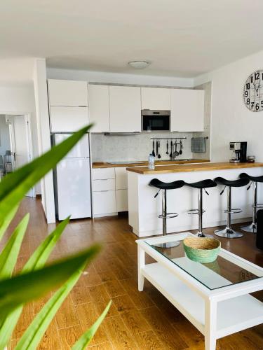 Apartamento con amplia terraza en la playa