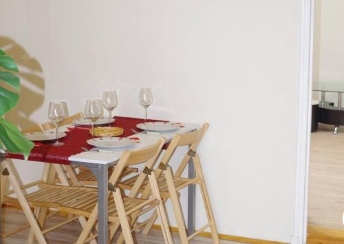 une table de salle à manger avec des verres à vin dessus dans l'établissement L'appartement 90m2 climatisé, à Avignon