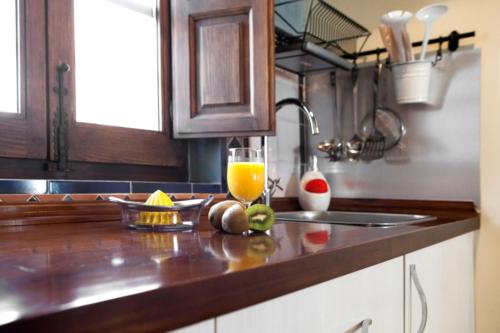 a kitchen counter with a glass of orange juice at Charminghomesgranada Apartamento Fajalauza in Granada