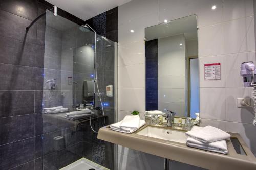 a bathroom with a sink and a shower at Hôtel & restaurant Le Meysset in Sarlat-la-Canéda