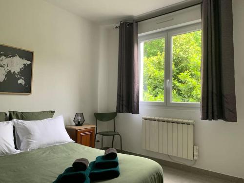 - une chambre avec un lit, une fenêtre et une chaise dans l'établissement Villa avec piscine dans les cévennes, à Bessèges