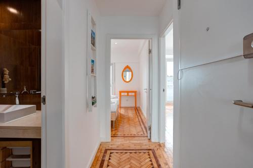 里斯本的住宿－Belém River Apartment View，厨房铺有木地板,配有白色冰箱。
