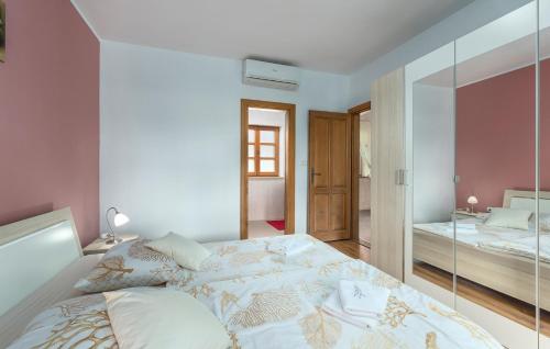 Ένα ή περισσότερα κρεβάτια σε δωμάτιο στο Villa Vernier with Private Pool and Jacuzzi