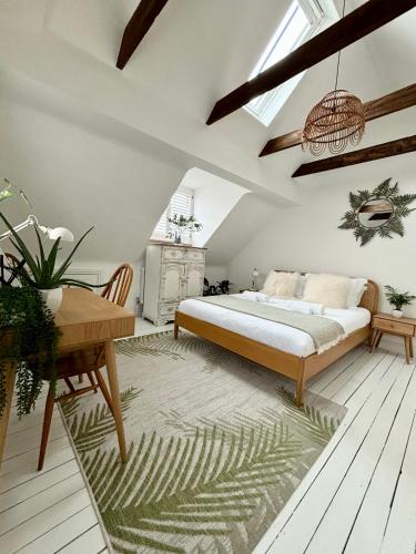 a bedroom with a bed and a table and a desk at Stunning 3 bedroom & 2 bathroom cottage with patio in Brighton & Hove