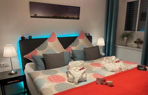 ein Schlafzimmer mit einem Bett mit Schuhen drauf in der Unterkunft Ferienwohnung Eden in Mellrichstadt