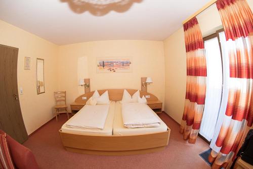 a bedroom with a large bed in a room at Gästehaus Lorz in Höchstadt an der Aisch