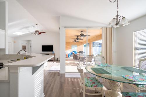 TV a/nebo společenská místnost v ubytování Serene 3-Bedroom Haven near Sanibel Beach!