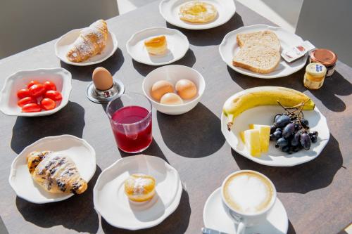 un tavolo con sopra piatti di cibo per la colazione di Villa Del Lauro a Ragusa