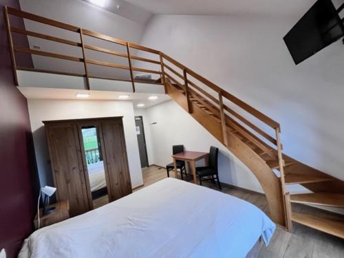 Ένα ή περισσότερα κρεβάτια σε δωμάτιο στο Auberge des Blancs Cailloux