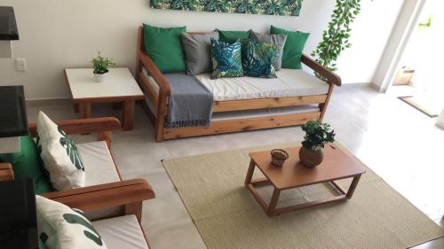 uma sala de estar com um sofá e uma mesa em Casa Luna em Porto Seguro