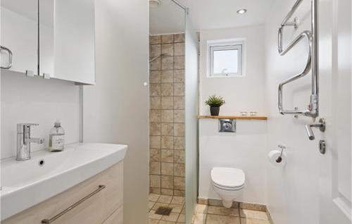 Baño blanco con aseo y lavamanos en Beautiful Home In Kerteminde With Wifi, en Kerteminde