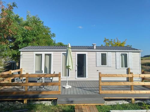 Cette maison de vacances dispose d'une terrasse et d'un parasol. dans l'établissement Parc St Vincent, à Lévignac-de-Guyenne