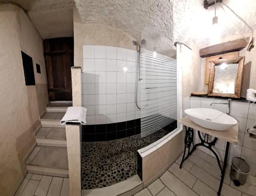 uma casa de banho com um chuveiro, um lavatório e uma banheira em Osteria l'iero d'Eima' em Meleze