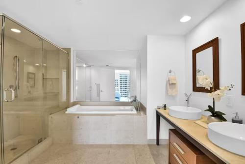 Bilik mandi di Amazing 2 Bedroom at Icon in the Heart of Brickell