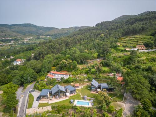 uma vista aérea de uma casa nas montanhas em Casas De Bouro 1 em Terras de Bouro