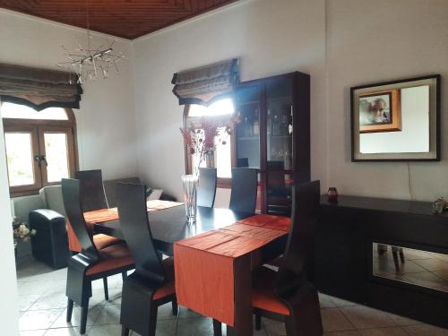 Grammatiko的住宿－VS Luxury House，一间带木桌和椅子的用餐室