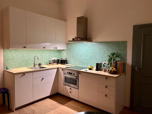 Kuchyň nebo kuchyňský kout v ubytování Green balcony & king size bed