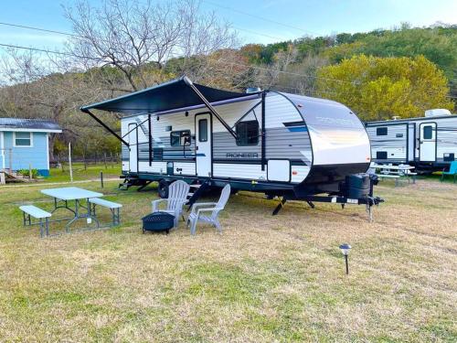 Gallery image of Pet friendly RV Rental - Sleeps 5 - Access to Guadalupe River in New Braunfels