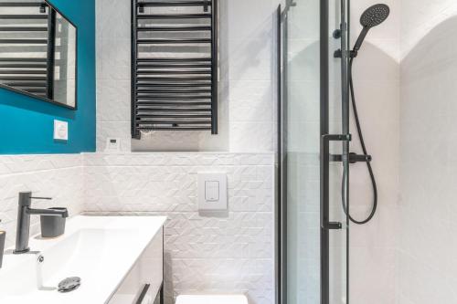 a bathroom with a shower and a sink at Appartement élégant proche Tramway & Centre-Ville in Nantes