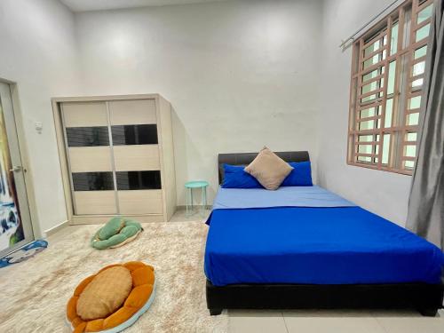 ein Schlafzimmer mit einem blauen Bett und einem Fenster in der Unterkunft Home36#8pax#4bedroom#NearAeonAlma#Mcd in Bukit Mertajam