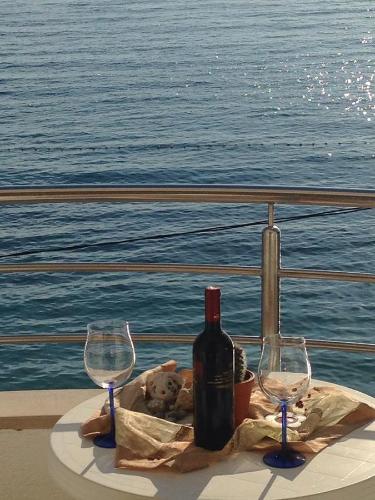 una mesa con dos copas de vino y un osito de peluche en Apartments Markotic, en Drasnice