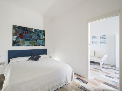 una camera da letto con un letto e un quadro sul muro di Rifugio a Mare a Calabernardo