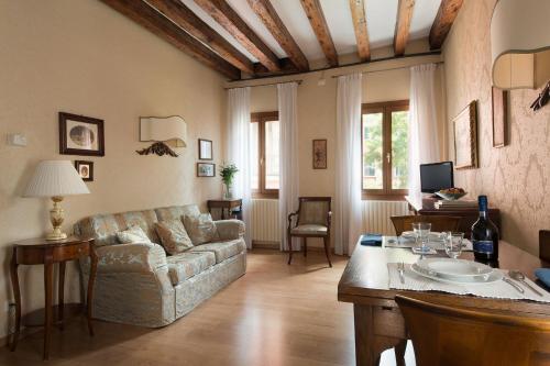 sala de estar con sofá y mesa en Rialto, en Venecia