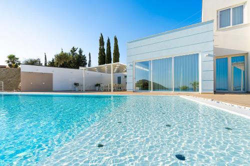 una piscina frente a una casa en Villa Domizia, en Montallegro