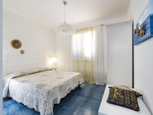 サン・ヴィート・ロ・カーポにあるSpuma di Mare - Riccioの白いベッドルーム(ベッド1台、窓付)