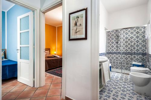 een badkamer met een toilet en een wastafel bij Casa Marsala in Marsala