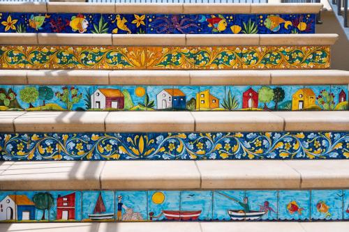 un conjunto de escaleras con azulejos coloridos en ellas en Villa Anthea, en Montallegro