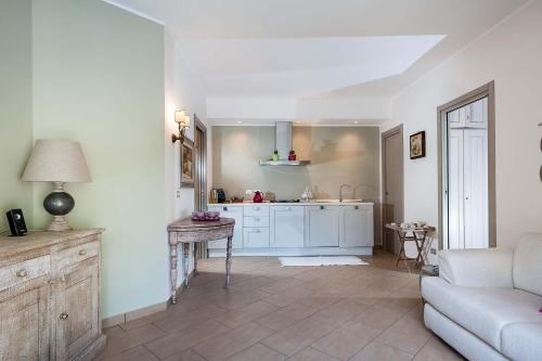 a living room with a couch and a kitchen at Montefiore in Ragalna