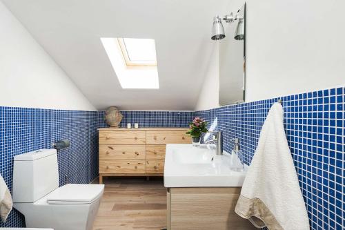 タオルミーナにあるAlyssaの青いタイルのバスルーム(洗面台、トイレ付)