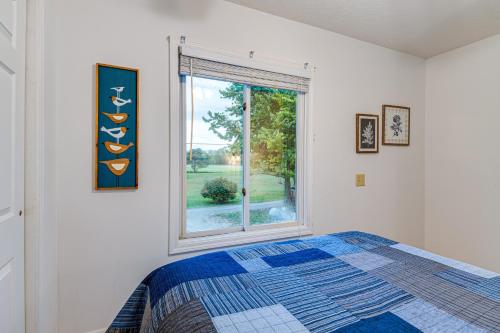 um quarto com uma cama e uma janela em Riverfront Brookston Retreat with Deck and River Tubes 