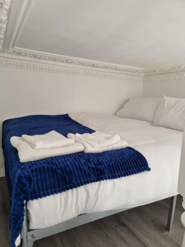 Säng eller sängar i ett rum på F103-Maisonette 1st Floor Studio Near Hyde Park