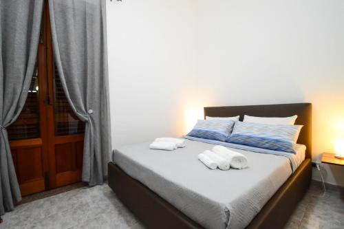 a bedroom with a bed with towels on it at Casa Giulia Spiaggia 270 m - Appartamento in centro con Cortile in Gioiosa Marea