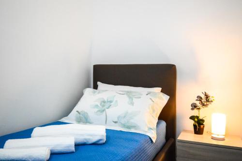a bedroom with a bed with towels on it at Casa Giulia Spiaggia 270 m - Appartamento in centro con Cortile in Gioiosa Marea