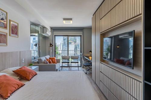 1 dormitorio con 1 cama grande y sala de estar en HUX - Anora Spaces Pinheiros - Residenciais, en São Paulo