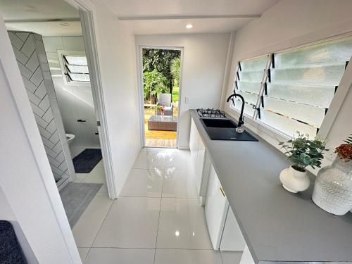 una cocina con encimeras blancas y fregadero en Muri Villas en Rarotonga