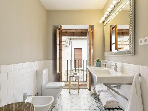 y baño con lavabo, aseo y espejo. en Belvilla by OYO Holiday home in Garriguella, en Garriguella
