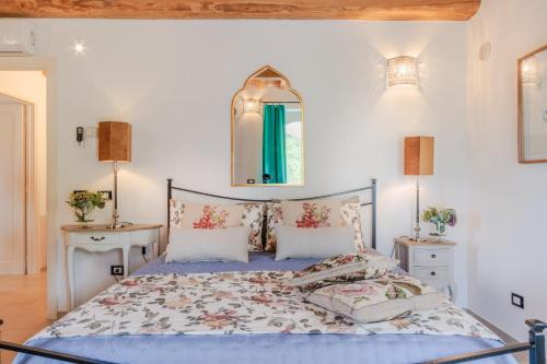 Ένα ή περισσότερα κρεβάτια σε δωμάτιο στο Villa Grema, a Farmhouse with Infinity Pool