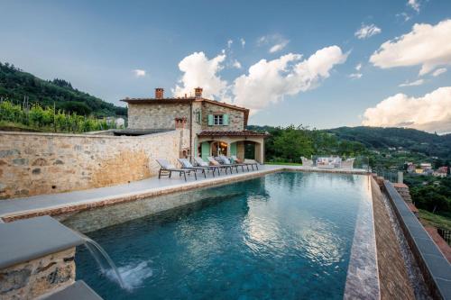 una piscina infinita frente a una villa en Villa Grema, a Farmhouse with Infinity Pool, en Loppeglia